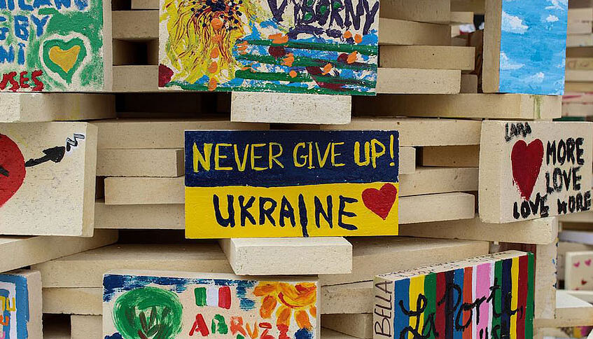 Bemalte Steine mit Schriftzug Never give up Ukraine